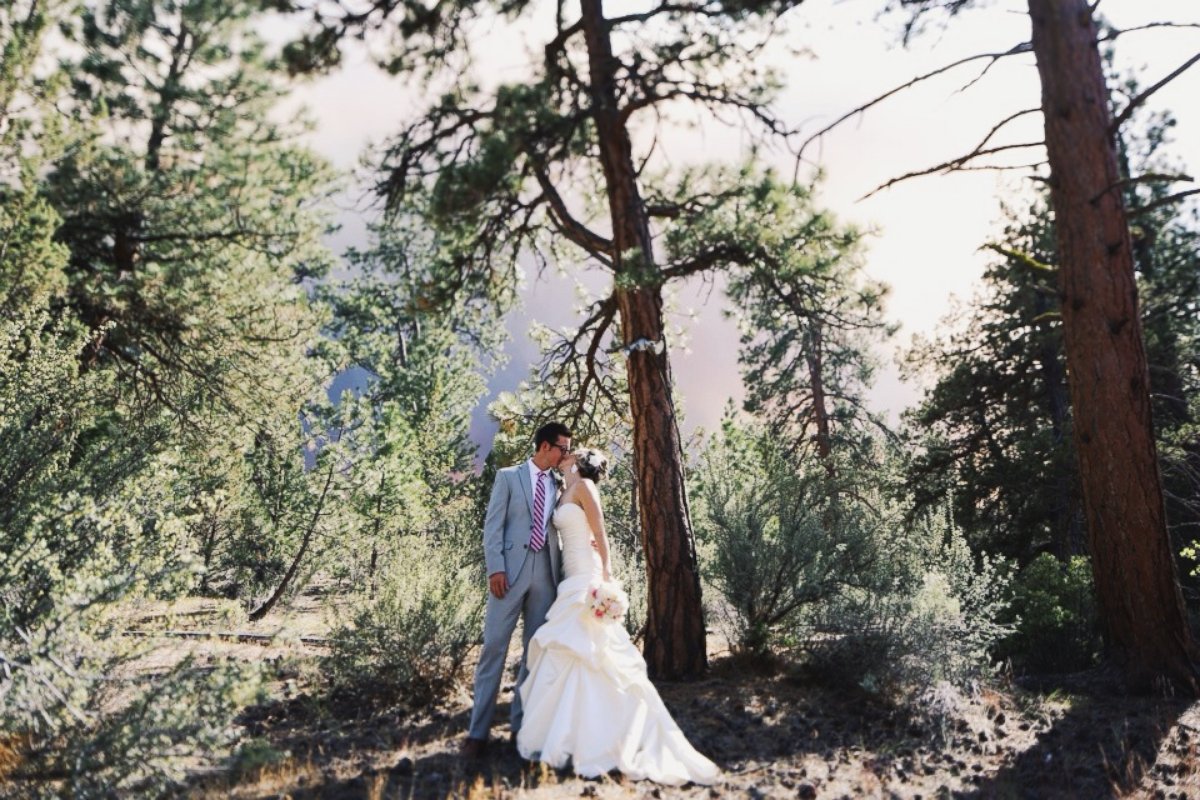 PHOTO: Michael Wolber and April Hartley pose for their wedding photos as a wildfire burns in Bend, Oregon, June 7, 2014.