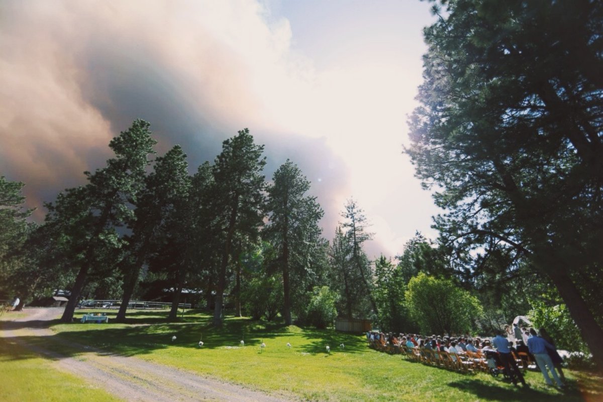 PHOTO: A wildfire threatens the wedding of Michael Wolber and April Hartley in Bend, Oregon, June 7, 2014.