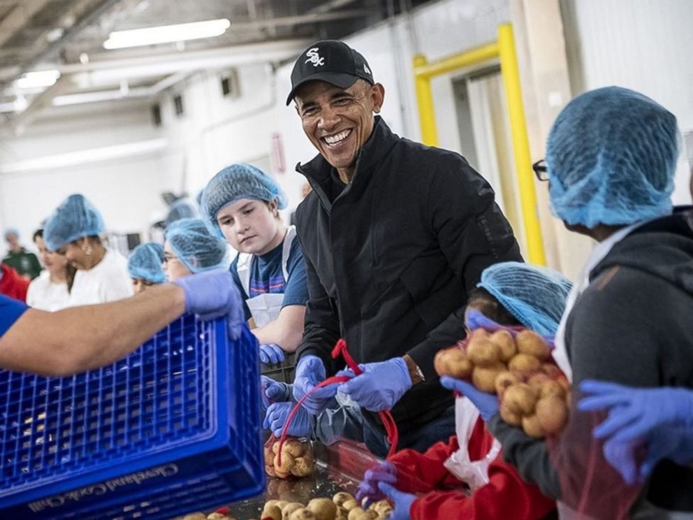 PHOTO: Barack Obama made a surprise visit to the Greater Chicago Food Depository in Chicago on Wednesday, Nov. 21, 2018.