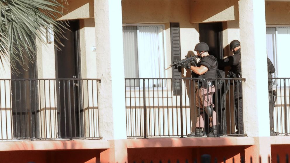 Police search the Tzadik Brookside apartment complex in Orlando, Florida, for Markeith Loyd, a suspect in the shooting death of an Orlando, Florida police officer on Jan. 9, 2017, outside an Orlando Walmart store. 