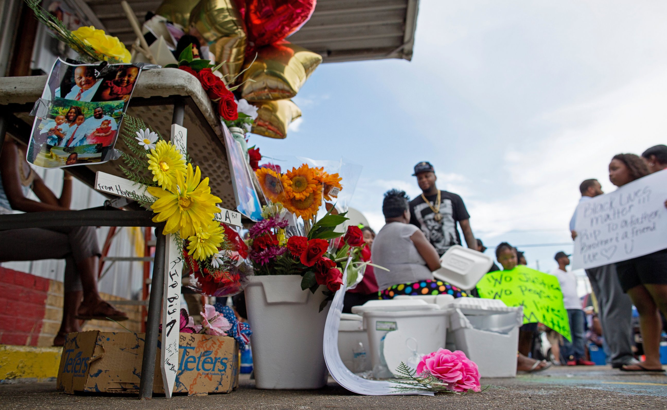 PHOTO: Flowers are part of a memorial in front of the Triple S convenience store where Alton Sterling was shot by Baton Rouge Police officers,  July 6, 2016.