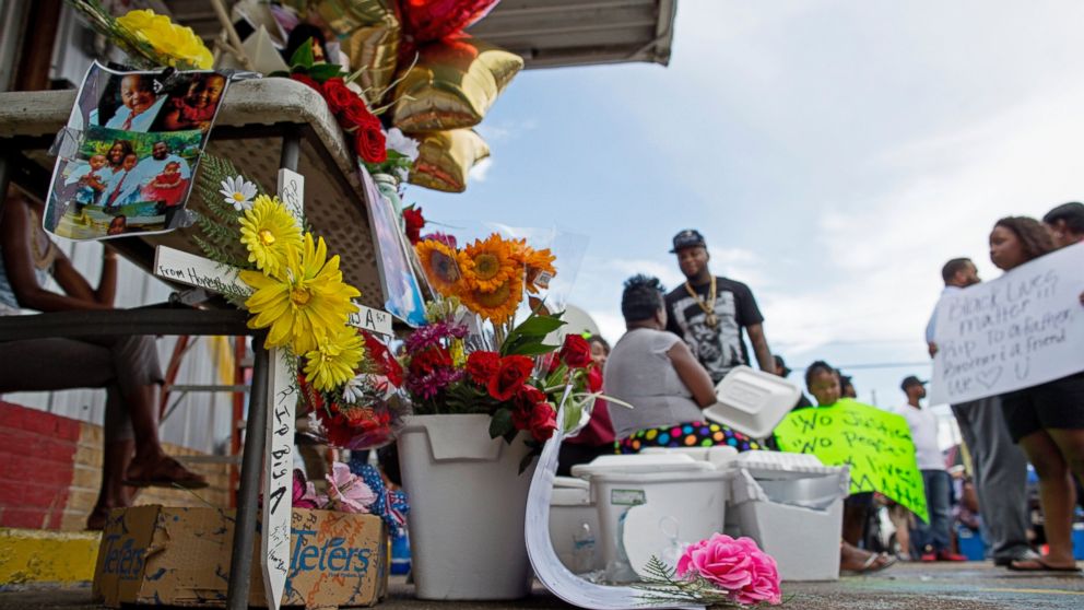 PHOTO: Flowers are part of a memorial in front of the Triple S convenience store where Alton Sterling was shot by Baton Rouge Police officers,  July 6, 2016.