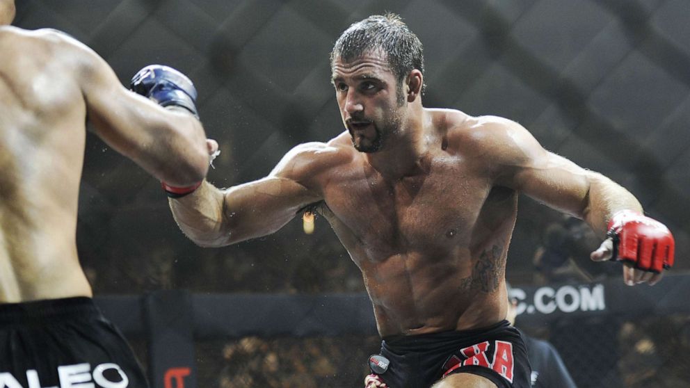 Foto: American Phil Baroni (R) pelea contra Yoshiyuki Yoshida de Japón en la competencia de artes marciales mixtas ONE Fighting Championship en Singapur el 3 de septiembre de 2011.