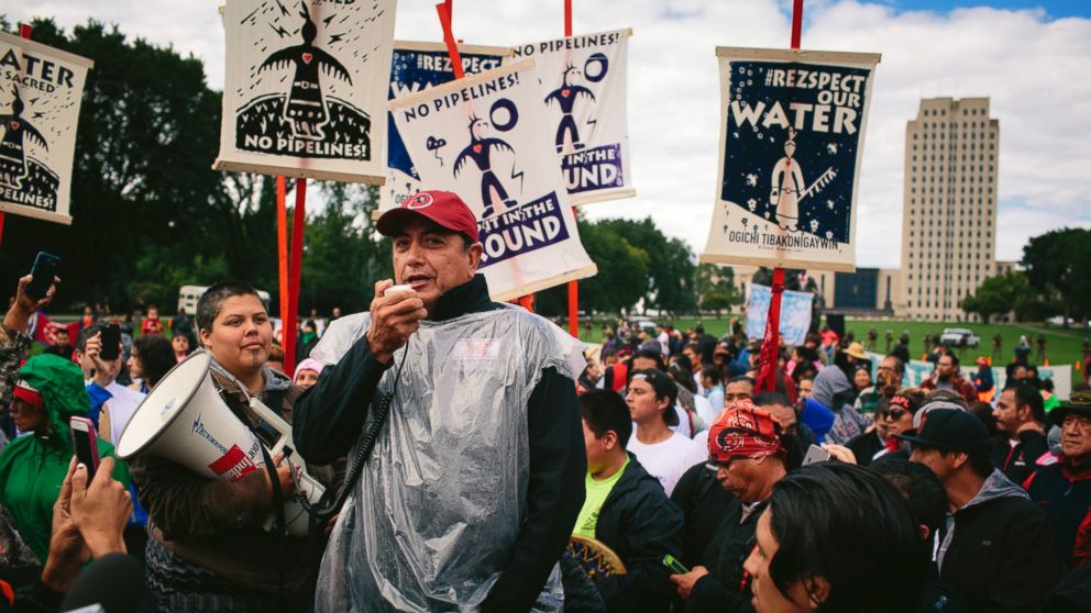 Sanders Protests Controversial Dakota Access Pipeline Outside White ...