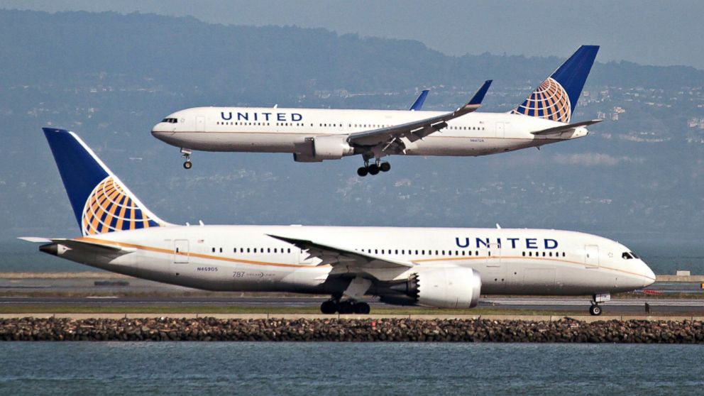 A United Airlines Boeing 787 taxis as a United Airlines Boeing 767 lands at San Francisco International Airport, Feb. 7, 2015.