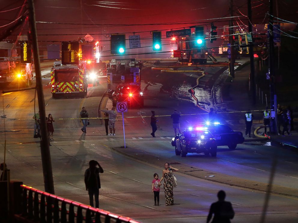 PHOTO: People make their way away from the bridge fire on Piedmont Road as emergency personnel work the scene of a bridge collapse at I-85 in Atlanta, Georgia, March 30, 2017.