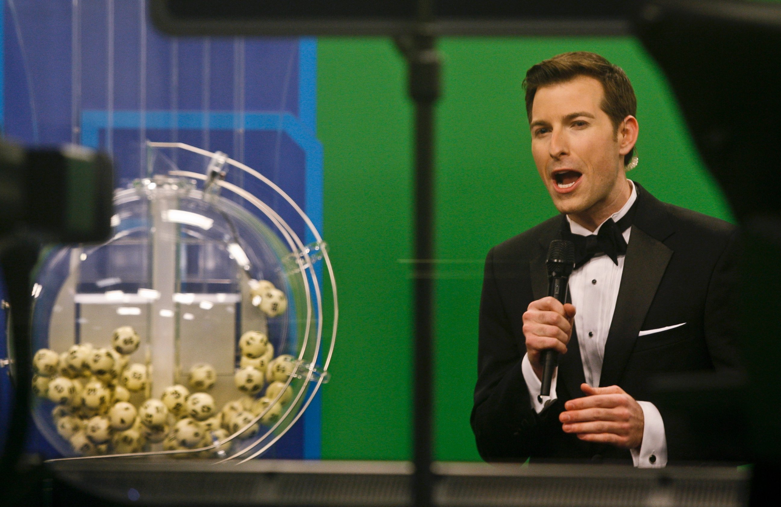 PHOTO: Host Sam Arlen speaks as the winning Powerball numbers are about to be drawn at the Florida Lottery studio in Tallahassee, Florida Jan. 9, 2016. 