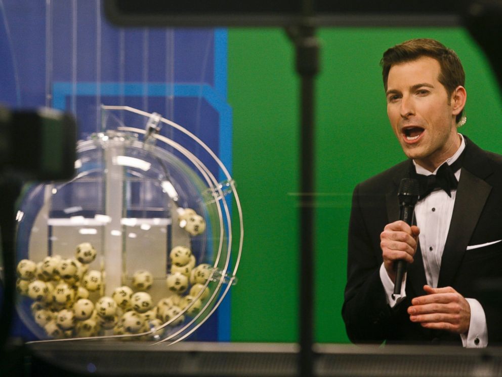 PHOTO: Host Sam Arlen speaks as the winning Powerball numbers are about to be drawn at the Florida Lottery studio in Tallahassee, Florida Jan. 9, 2016.