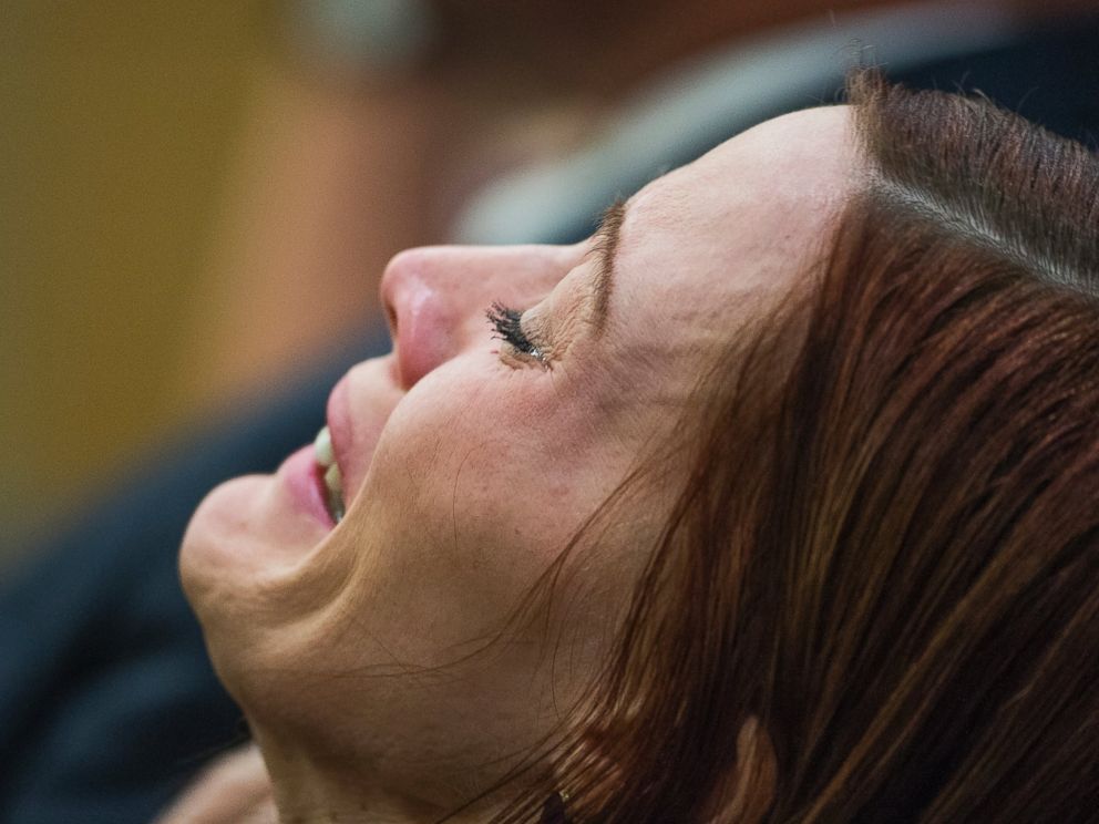 PHOTO: Tanisha Sovenson, sister of Travis Alexander, sobs as she hears a hung jury verdict in the Jodi Arias sentencing phase retrial, in Phoenix, March 5, 2015.