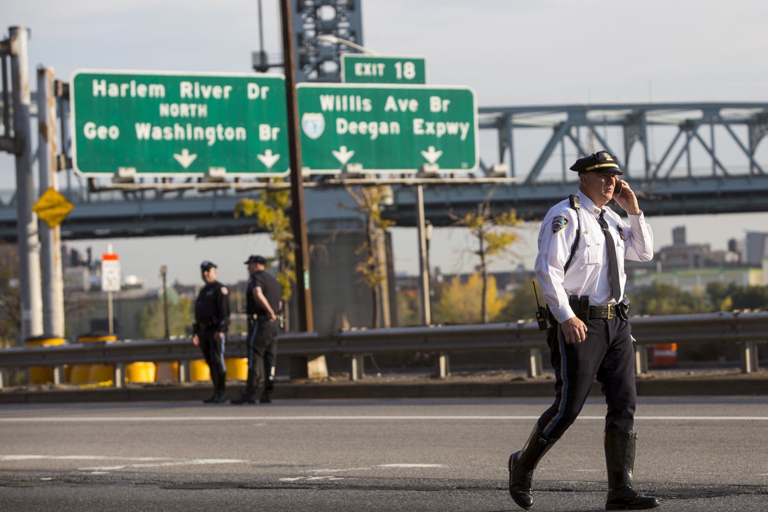 PHOTO:New York Police investigate the FDR Drive where the shooting of Officer Randolph Holder occurred in the Manhattan borough of New York, Oct. 21, 2015.   