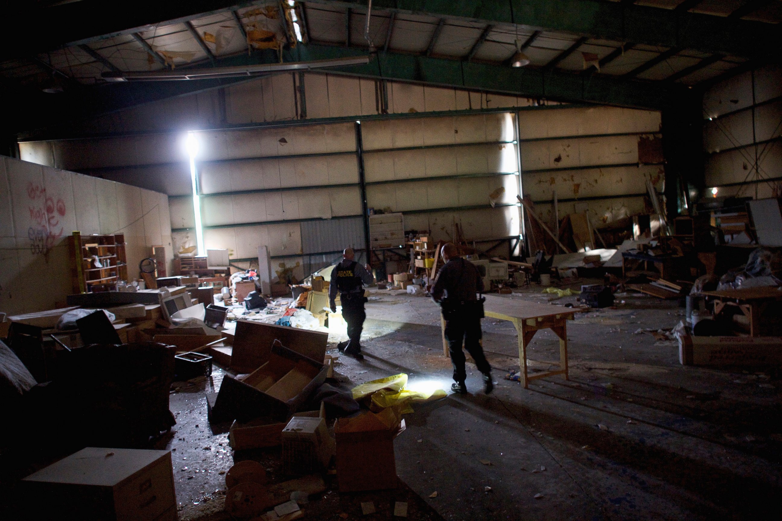 PHOTO: Police officers search the hangar within the abandoned Birchwood Resort, where Eric Frein was caught on Thursday, in Tannersville, Pa., Oct. 31, 2014.