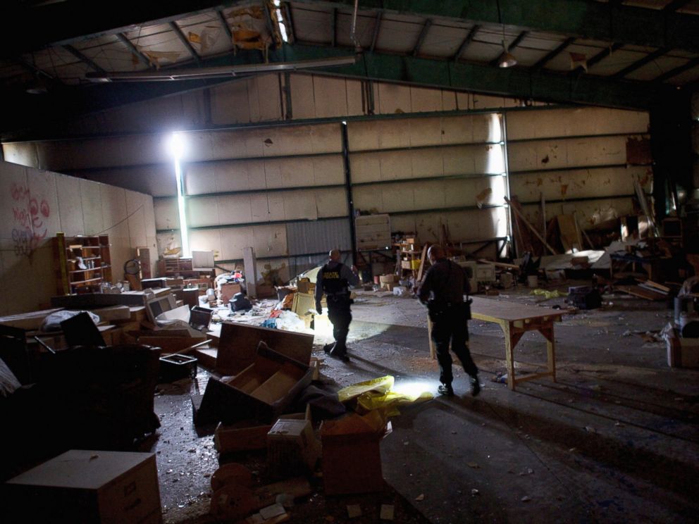 PHOTO: Police officers search the hangar within the abandoned Birchwood Resort, where Eric Frein was caught on Thursday, in Tannersville, Pa., Oct. 31, 2014.