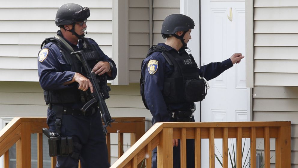PHOTO: Law enforcement officials knock on the door of a home while searching a street near the Clinton Correctional Facility in Dannemora, New York June 10, 2015.