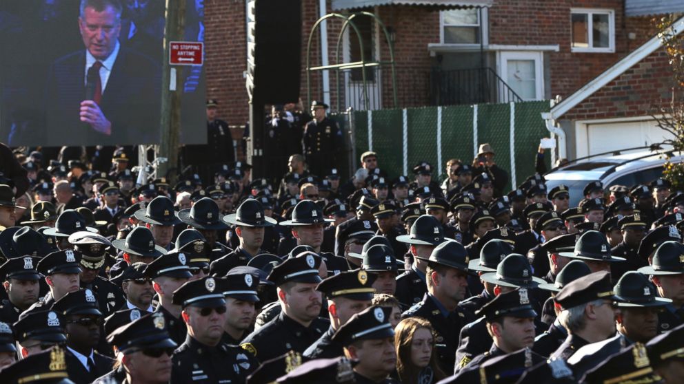 Hundreds Turn Their Back on de Blasio at NYPD Officer's Funeral ...