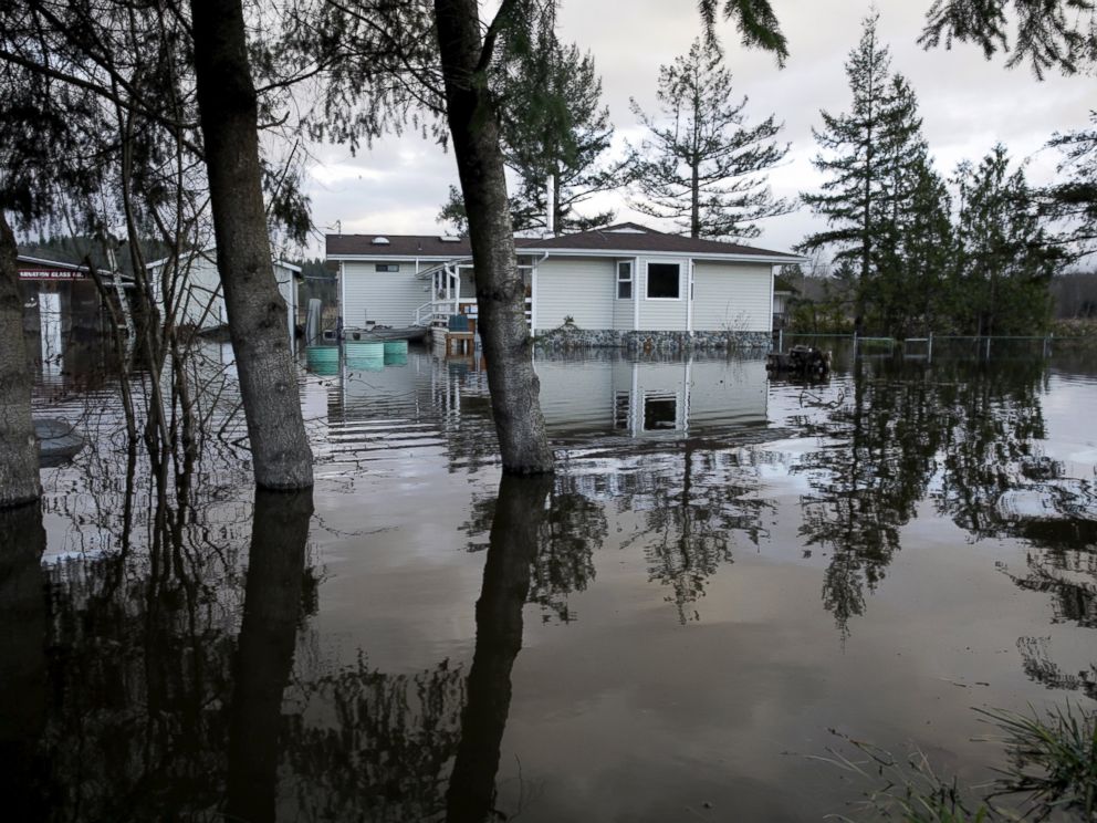 PHOTO:Flood waters of the Snoqualmie River surround a residence off State Route 203 during a storm in Carnation, Wash., Dec. 9, 2015.