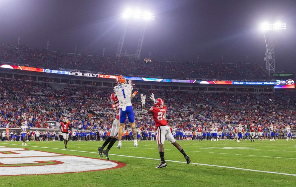 Antisemitic message referencing Kanye West displayed outside Florida v.  Georgia football game - ABC News