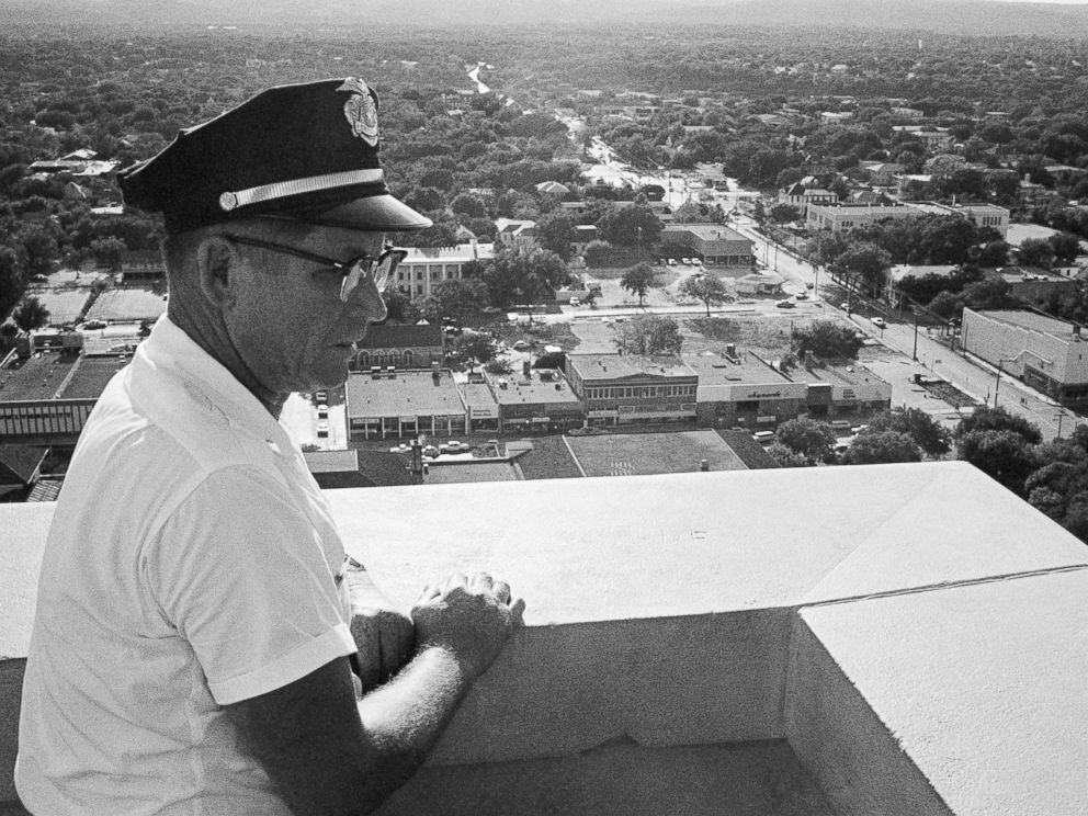 FOTO: sargento. Robert W. Turner, 50, da polícia da Universidade do Texas, vê o ponto na torre de observação do prédio administrativo, onde Charles J. Whitman foi morto a tiros pela polícia em Austin, 1 de agosto de 1966.