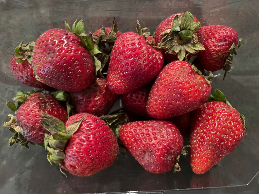pant erindringsmønter Løs FDA investigating hepatitis A outbreak possibly linked to organic  strawberries - ABC News