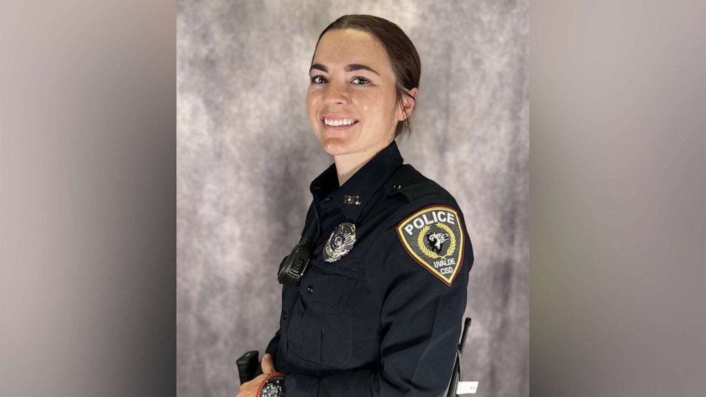 FOTO: Crimson Elizondo, ex oficial de policía del distrito escolar de Uvalde y ex policía estatal de Texas, aparece en un retrato oficial sin fecha.
