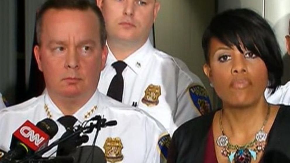 PHOTO: Mayor Stephanie Rawlings-Blake of Baltimore at a press conference alongside the chief of police, Kevin Davis, Dec. 16, 2015, in Baltimore. 