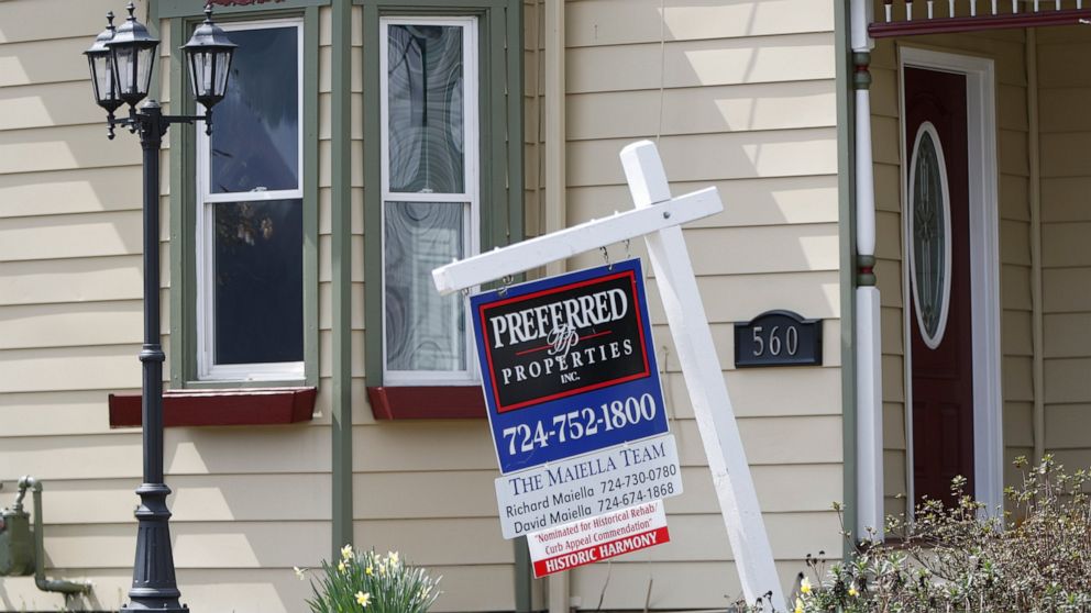 US existing home sales plunge 17.8% in April thumbnail