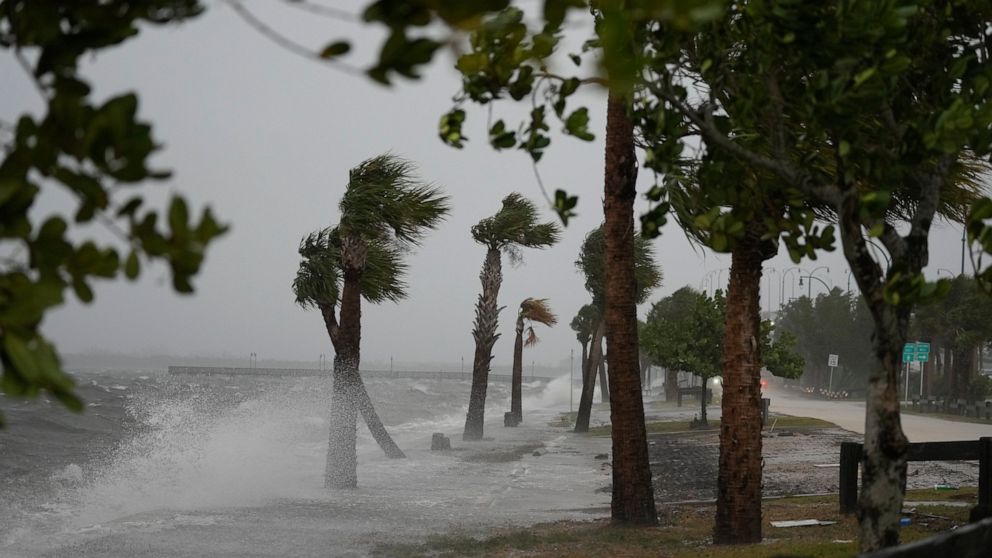 Nicole s’affaiblit en tempête tropicale sur le centre-est de la Floride