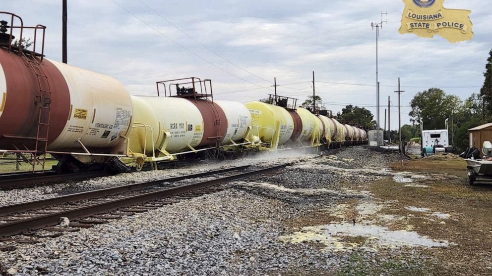  After Louisiana derailment, acid leak evacuation extended