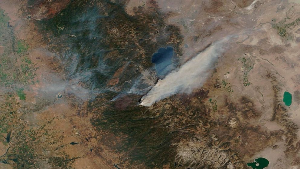  California fire approaches Lake Tahoe after mass evacuation