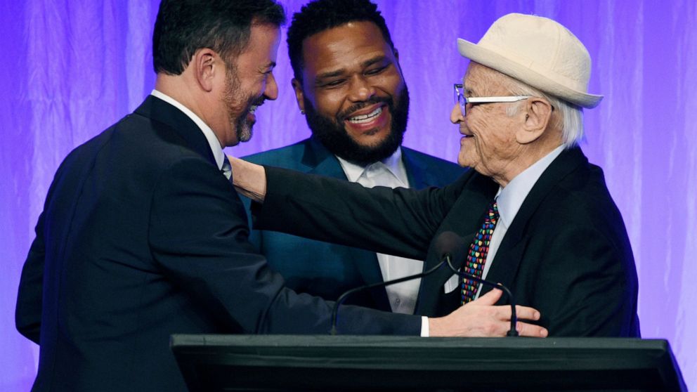 TV comedy greats take a bow, make ’em laugh at ceremony