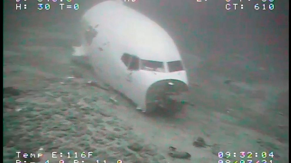  Crews aim to recover plane that ditched in ocean off Hawaii