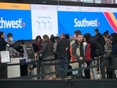 Southwest apologizes, gives customers frequent-flyer points thumbnail