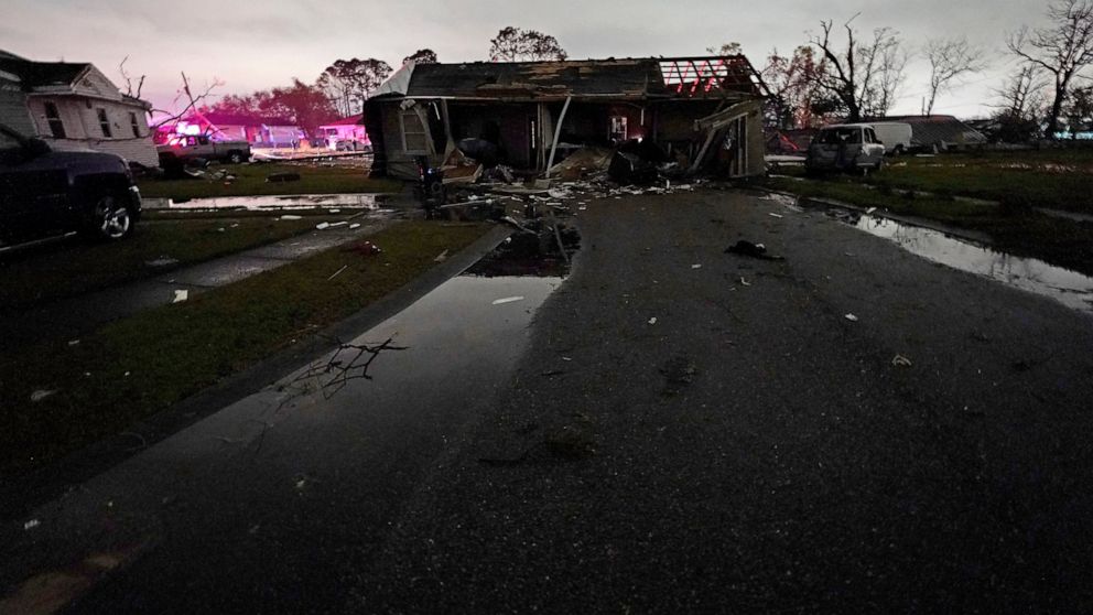 La Louisiane creuse après que des tornades aient traversé des maisons