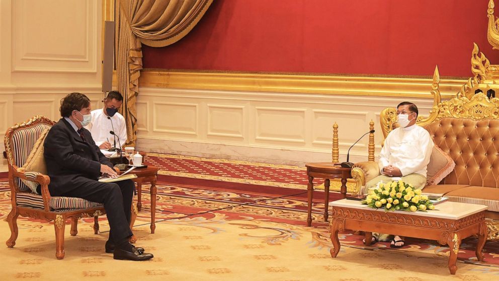  Former US diplomat Bill Richardson meets Myanmar leader
