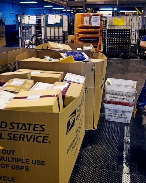 Usps Christmas Bonus Mail Carrier 2022 Us Postal Service Recovers From Poor Holiday Showing In 2020 - Abc News