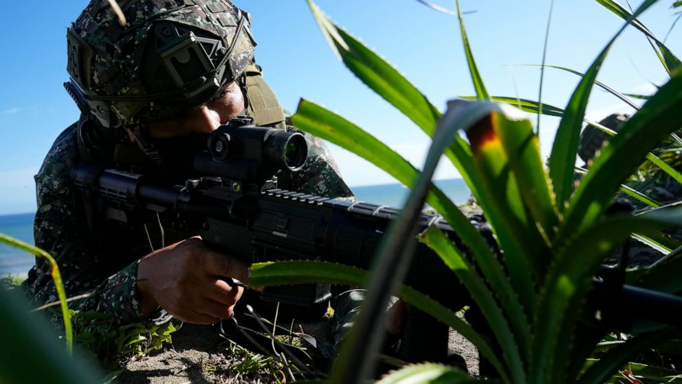  US, Filipino forces hold combat drills on beach facing China