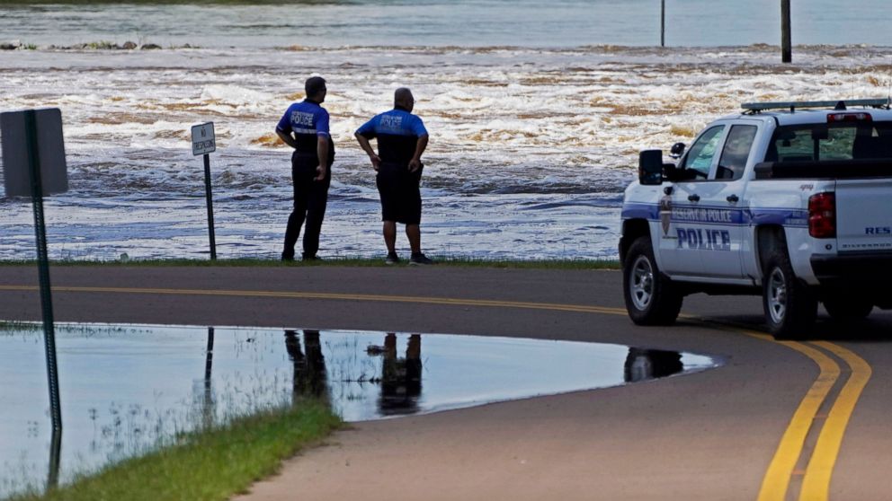  Mississippi residents brace for flood as river reaches crest