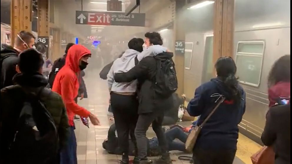 Police hunt gunman who wounded 10 in Brooklyn subway attack Police hunt gunman who wounded 10 in Brooklyn subway attack