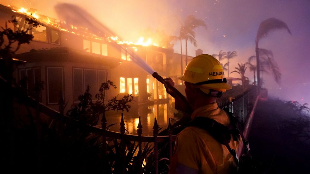 Le feu de forêt au Nouveau-Mexique se développe;  Un incendie en Californie détruit des manoirs