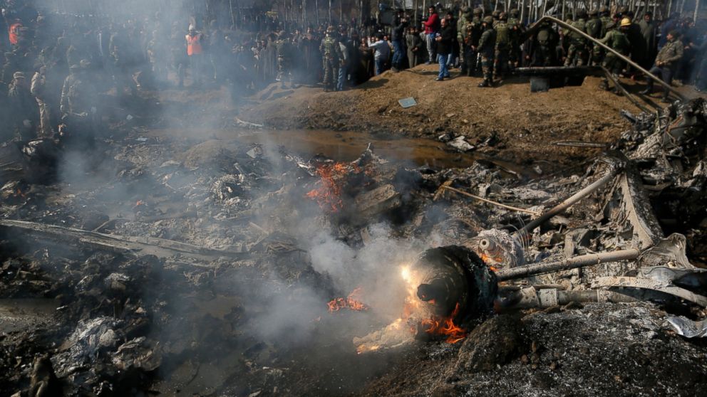 The Latest Stan Criticizes Lack Of Us Rebuke To India Abc News Kashmiri Villagers And Indian Army Solrs Gather Near The Wreckage Of An Aircraft After It