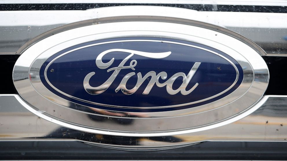 2019 Ford logo on F-250 pickup truck, r m