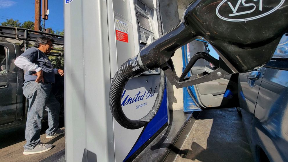 Average US gasoline price falls 45 cents to $4.10 per gallon – ABC News