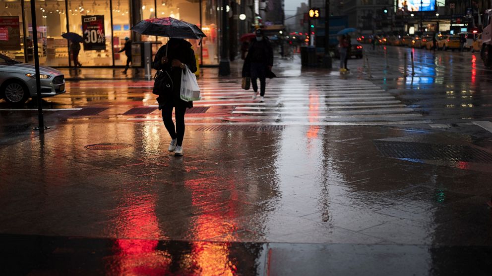  Gale-force winds, rain and snow lash much of northeastern US