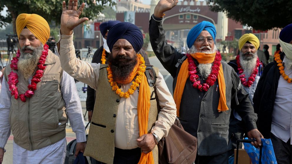  Sikhs arrive in Pakistan for annual religious festivities