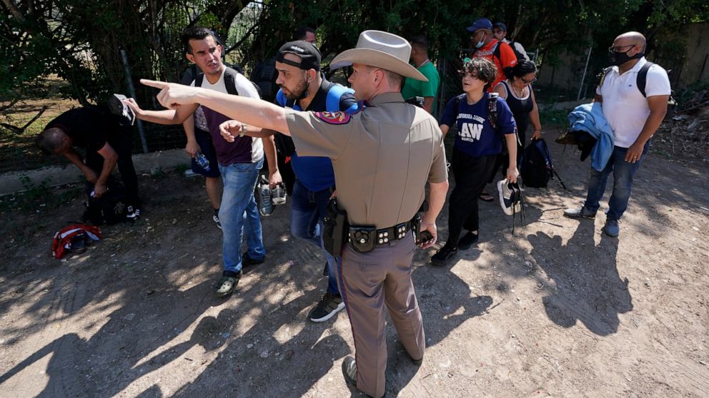 Judge blocks Texas troopers from stopping migrant transports