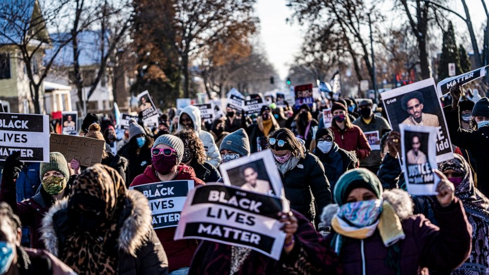  Hundreds demonstrate over fatal Minneapolis police shooting