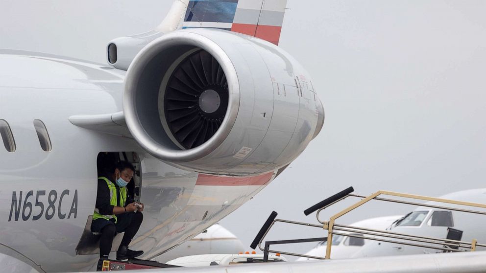 FOTO: Un trabajador de American Airlines espera en el aeropuerto internacional de Los Ángeles mientras más de 1,400 vuelos de American Airlines durante el fin de semana fueron cancelados debido a la escasez de personal y el clima desfavorable, el 31 de octubre de 2021 en Los Ángeles.