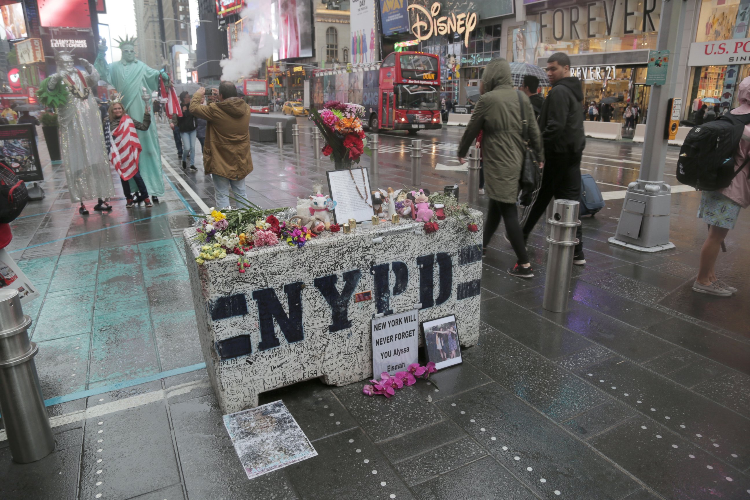 PHOTO: Thomas Elsman left a letter at the memorial of his daughter Alyssa, who was killed when a speeding car plowed into crowds of people in Times Square.