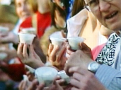 Video: 2,500 people attempt to break ice cream licking record.