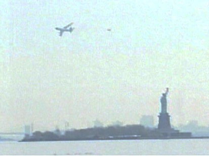 VIDEO: A 757 scares New Yorkers by flying low.