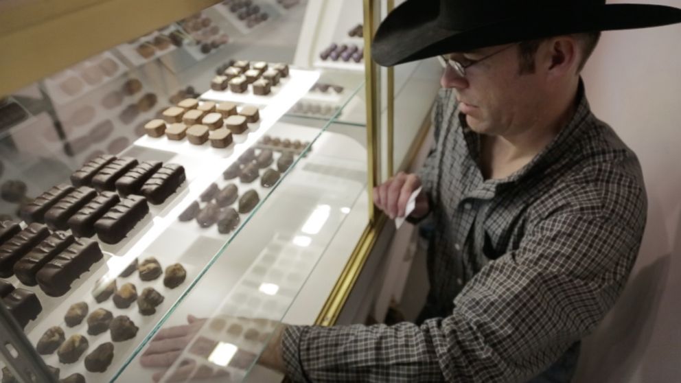 PHOTO: Tim Kellogg puts chocolates on display in his Jackson, Wyo. shop, Feb. 6, 2016.